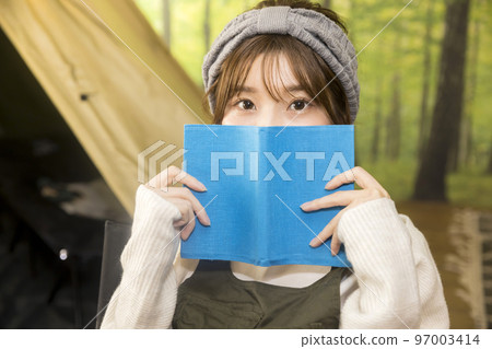 家庭露營圖片一位年輕女子在帳篷前看書 97003414