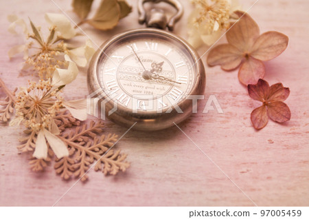 Shabby Chic - Antique clocks and dried flowers 97005459