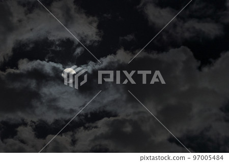 滿月透過雲層偷看 滿月透過雲層偷看 97005484