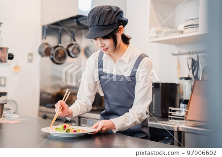 在餐廳廚房工作的員工 97006602