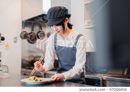 Staff working in a restaurant kitchen 97006608
