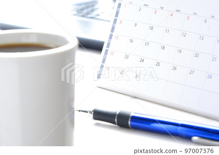 日曆和咖啡杯的圖像 97007376