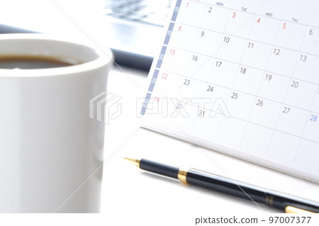 日曆和咖啡杯的圖像 97007377