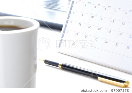日曆和咖啡杯的圖像 日曆和咖啡杯的圖像 97007378