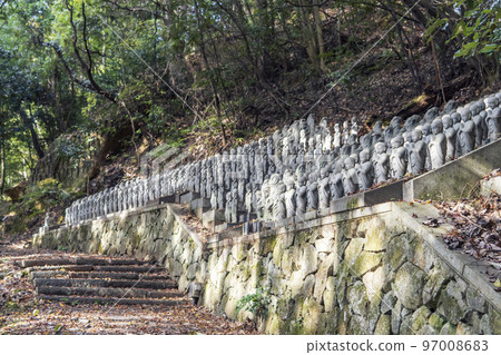 奈良縣高市郡五百羅觀前整齊排列的石佛群 奈良縣高市郡五百羅觀前整齊排列的石佛群 97008683