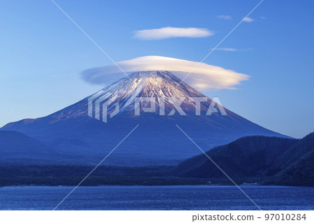 山梨縣身延町元栖湖的富士山和霞雲 97010284