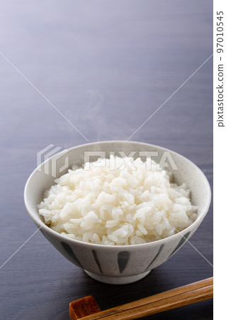 新鮮煮熟的米飯 97010545