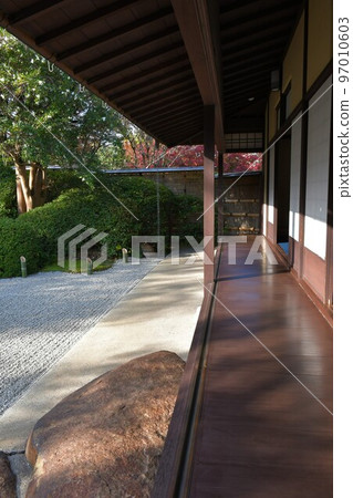 Autumn leaves in full bloom, Jozanen in autumn, Shisenkaku 97010603