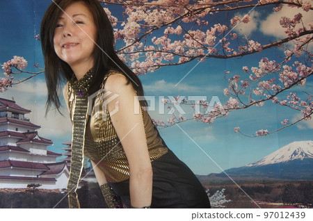 櫻花紀念照和健康高挑美女埃及豔后 櫻花紀念照和健康高挑美女埃及豔后 97012439