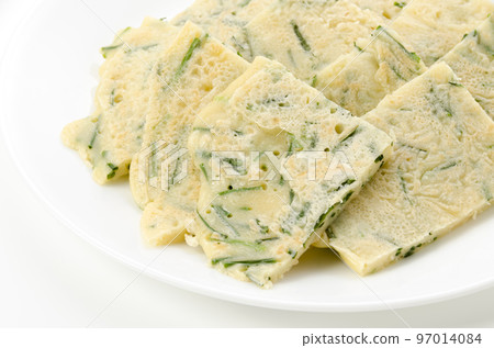 Hirayachi cut and served Okinawa-style okonomiyaki Hirayachi cut and served Okinawa-style okonomiyaki 97014084