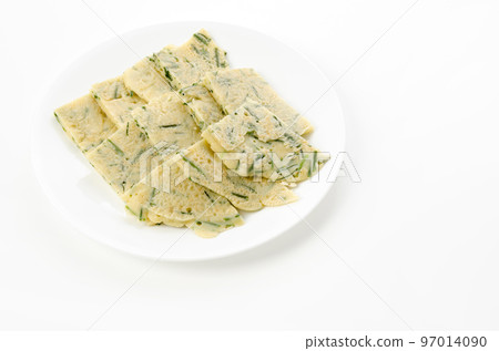 Hirayachi cut and served Okinawa-style okonomiyaki 97014090