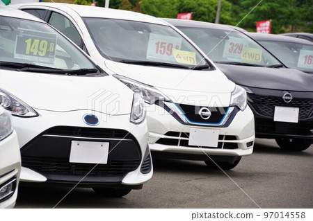二手車圖片 混合動力汽車在經銷商處排隊 97014558
