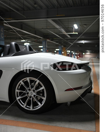 晚上在多層停車場的保時捷 718 Boxster 晚上在多層停車場的保時捷 718 Boxster 97014656