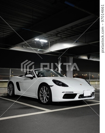 晚上在多層停車場的保時捷 718 Boxster 晚上在多層停車場的保時捷 718 Boxster 97014661