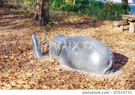 秋日晴朗的古廣場 阿蘇運動公園（埼玉縣飯能市） 97014735