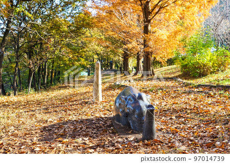 Ancient square in clear autumn weather Asu Sports Park (Hanno City, Saitama Prefecture) Ancient square in clear autumn weather Asu Sports Park (Hanno City, Saitama Prefecture) 97014739