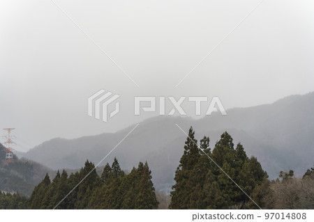 Mountain scenery with approaching snow clouds Kawasaki Town, Miyagi Prefecture Mountain scenery with approaching snow clouds Kawasaki Town, Miyagi Prefecture 97014808
