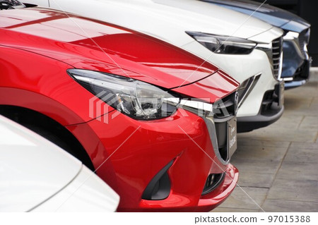 二手車圖片 汽車在經銷商處排隊 馬自達汽車 二手車圖片 汽車在經銷商處排隊 馬自達汽車 97015388