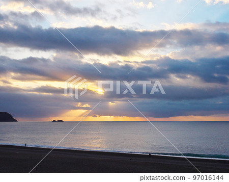 Kumano: A view of the morning crepuscular rays from Shichiri Mihama 97016144