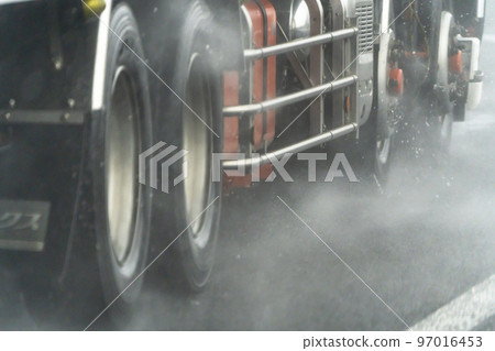 一輛卡車在多雪的高速公路上行駛 噴水特寫 一輛卡車在多雪的高速公路上行駛 噴水特寫 97016453