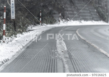 Scenery of snowy mountains National highway with snow starting to pile up Yamagata City, Yamagata Prefecture Scenery of snowy mountains National highway with snow starting to pile up Yamagata City, Yamagata Prefecture 97016825