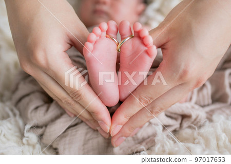 Mom's hands and baby's feet Mom's hands and baby's feet 97017653