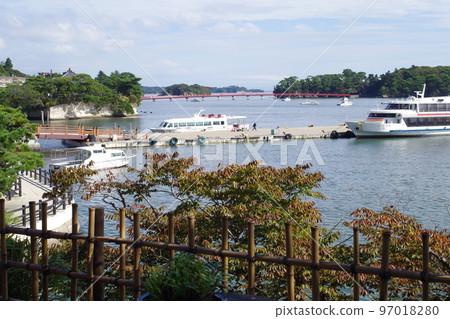 The view of the pier at the Matsushima sightseeing boat boarding point seen from Kanrantei The view of the pier at the Matsushima sightseeing boat boarding point seen from Kanrantei 97018280
