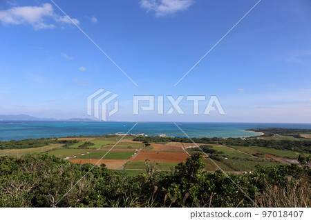從Ufudaki山看到的小濱島的田野和翠綠色的大海 97018407