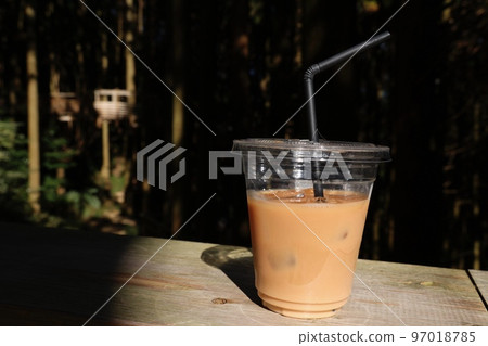 戶外桌子上的牛奶咖啡 戶外桌子上的牛奶咖啡 97018785
