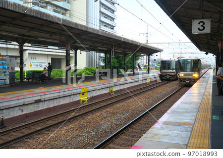 到達JR大津站的開往阿星的普通列車和開往安須（滋賀縣大津市）的新快速列車 97018993