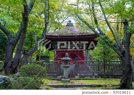 [西國三十三所]滋賀縣大津市森林中的三井寺毗沙門堂14號 97019011