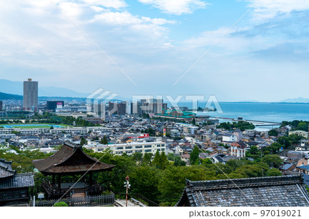 [Saigoku 33 Temples] No. 14 Otsu City and Lake Biwa seen from Miidera in the midsummer evening Otsu City, Shiga Prefecture 97019021