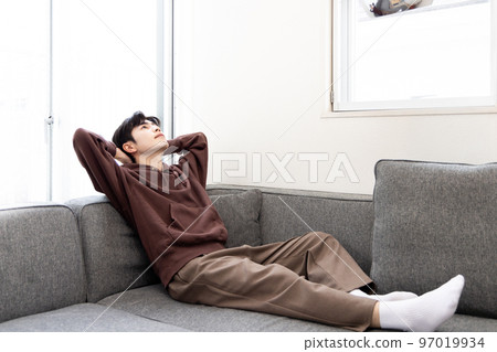 懶在沙發上的男人 97019934
