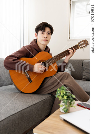 彈吉他的男人 97019951