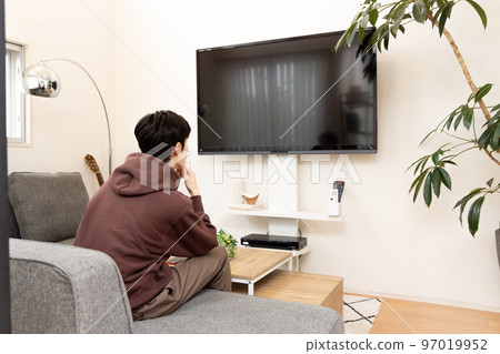 男人在看電視 97019952