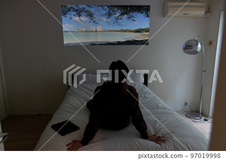 一個在劇院房間裡享受家庭時光的男人 一個在劇院房間裡享受家庭時光的男人 97019998