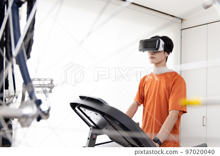 在家裡跑步機上跑步的人 97020040