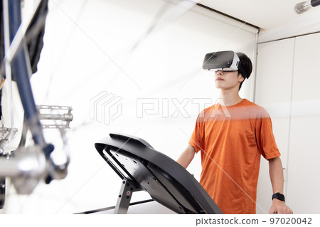 在家裡跑步機上跑步的人 97020042