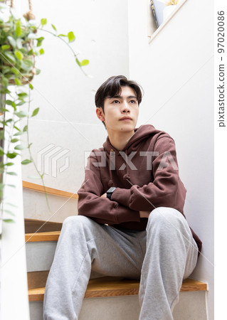 男子坐在樓梯上 男子坐在樓梯上 97020086