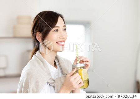 Woman drinking lemon water 97020134