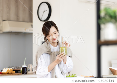 Women who drink smoothies 97020135