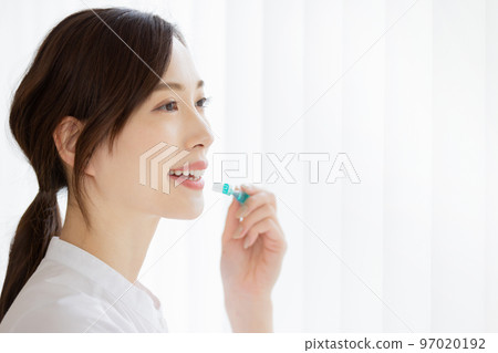 A woman brushing with a window 97020192