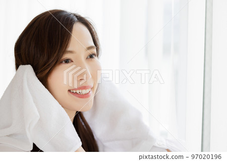 在窗邊擦頭髮的女人 97020196