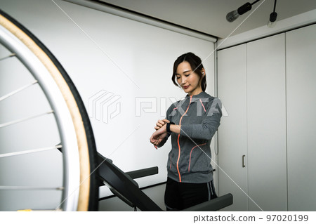在家裡跑步機上跑步的女人 97020199