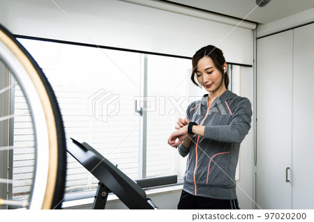 在家裡跑步機上跑步的女人 在家裡跑步機上跑步的女人 97020200