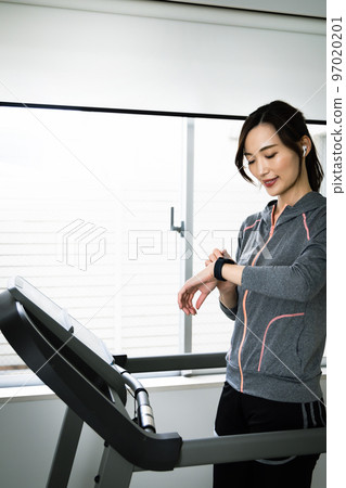 在家裡跑步機上跑步的女人 在家裡跑步機上跑步的女人 97020201