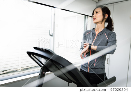 在家裡跑步機上跑步的女人 97020204