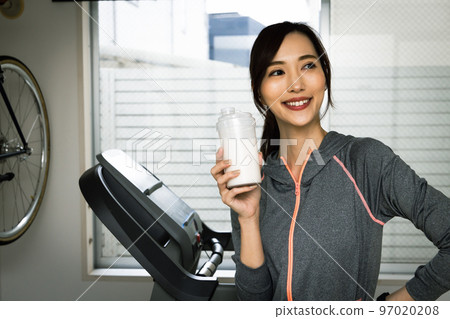 女人喝蛋白質 女人喝蛋白質 97020208