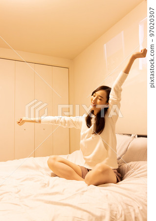 在臥室的床上伸展身體的女人 在臥室的床上伸展身體的女人 97020307