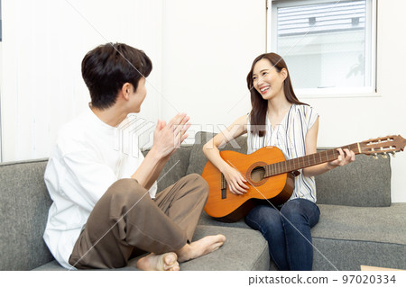 家庭時間一對夫婦享受著吉他 97020334